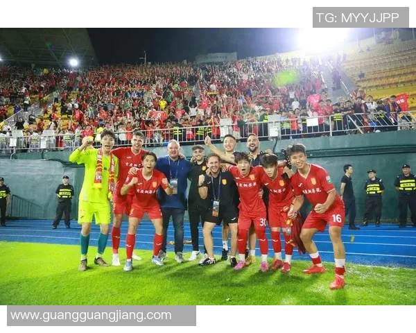 体育实时数据聚焦广州排球队默契配合提升战斗力的策略与实践探讨 体育实时数据聚焦广州排球队默契配合提升战斗力的策略与实践探讨